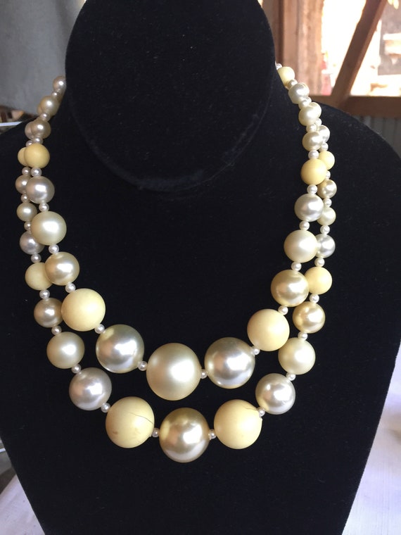 Retro Chunky Beads, Retro Bead Necklace, Housewife Beads, 50s Necklace, 50s Beads, Pearly Beads, Beige Beads, Two Strand Necklace, Tan Beads