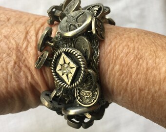 Pulseira de botão, pulseira pendente, pulseira de estanho, pulseira retrô, pulseira de botão raro, pulseira artesanal, pulseira com pingente, pulseira estranha