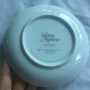 Pode incluir: Piatto de porcelana branca com as palavras "Lasting Memories" e "Fine Porcelain" impressas na parte inferior. O prato &eacute; feito no Jap&atilde;o.