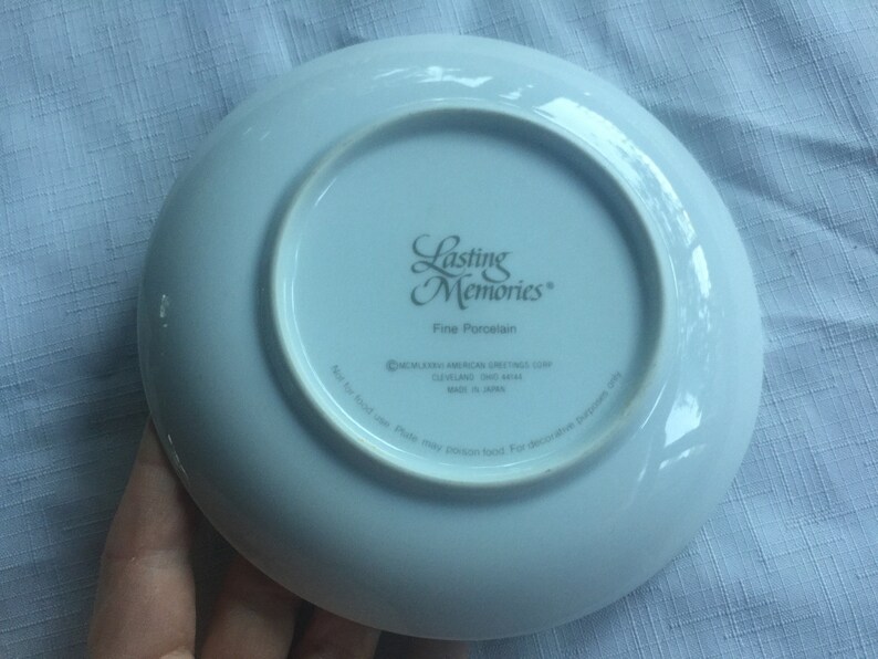 Pode incluir: Piatto de porcelana branca com as palavras "Lasting Memories" e "Fine Porcelain" impressas na parte inferior. O prato &eacute; feito no Jap&atilde;o.