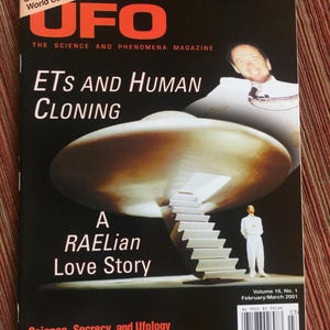 Puede incluir: Un ejemplar de la revista UFO The Science and Phenomena, volumen 16, n.&ordm; 1, febrero/marzo de 2001. La portada muestra una gran nave met&aacute;lica en forma de disco con una escalera, una persona vestida de blanco y el titular ETs and Human Cloning.