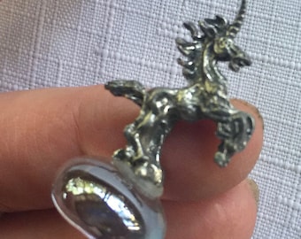 Unicórnio minúsculo, estatueta de unicórnio, unicórnio em miniatura, mini unicórnio, escultura de unicórnio, coleção de unicórnio, unicórnio de metal, unicórnio, presente de unicórnio