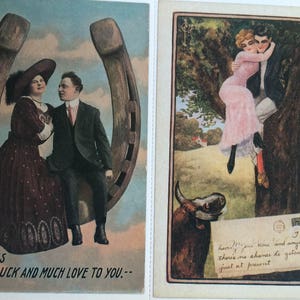 K&ouml;nnte beinhalten: Zwei Vintage-Postkarten. Eine zeigt ein Paar vor einem Hufeisen mit dem Text "HERE IS LUCK AND MUCH LOVE TO YOU." Die andere zeigt ein Paar, das sich in einem Baum umarmt, mit einem Bullen und einem Brief.