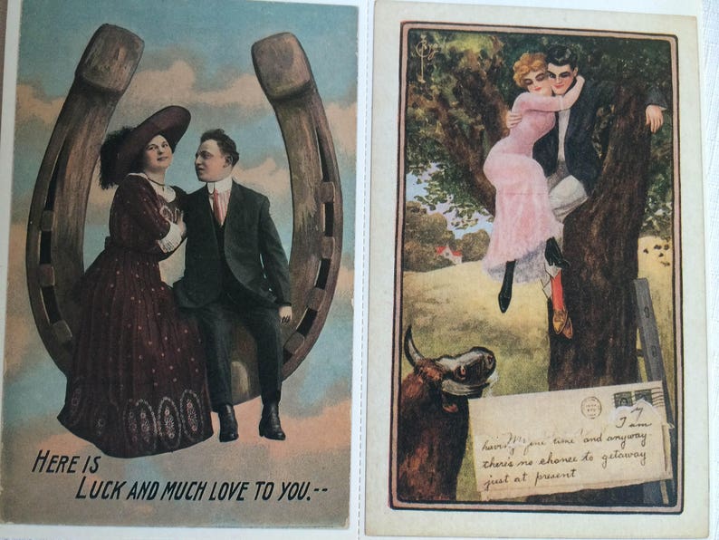K&ouml;nnte beinhalten: Zwei Vintage-Postkarten. Eine zeigt ein Paar vor einem Hufeisen mit dem Text "HERE IS LUCK AND MUCH LOVE TO YOU." Die andere zeigt ein Paar, das sich in einem Baum umarmt, mit einem Bullen und einem Brief.