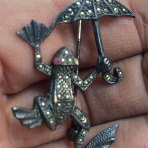 Frog Pin, Frog Brooch, Retro Frog Pin, Frog Jewelry, Marcasite Frog, Marcasite Pin, Marcasite Brooch, Umbrella Pin, Retro Brooch, Toad Pin