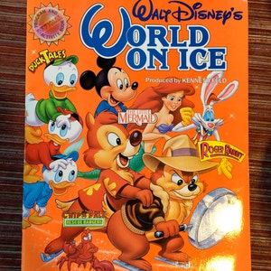 Könnte beinhalten: Ein farbenfrohes Programmheft für Walt Disneys World on Ice mit Figuren aus DuckTales, Arielle, die Meerjungfrau, Chip und Chap: Die Ritter des Tierreiches und Roger Rabbit. Das Cover ist orange mit einem goldenen Stern und dem Titel "Walt Disneys World on Ice" in großen blauen Buchstaben.