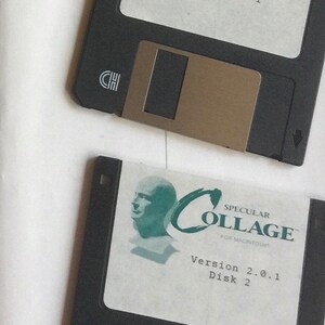 Puede incluir: Dos disquetes negros de 3,5 pulgadas etiquetados "Specular Collage for Macintosh" con un logotipo verde y blanco. El disquete superior est&aacute; etiquetado "Disk 1" y el disquete inferior est&aacute; etiquetado "Disk 2". Ambos disquetes est&aacute;n etiquetados "Version 2.0.1".