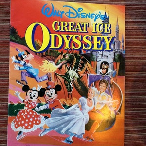 Può includere: Una copertina di programma colorata per lo spettacolo di pattinaggio su ghiaccio di Walt Disney, Great Ice Odyssey. La copertina presenta Topolino, Minnie Mouse, Cenerentola, il Principe Azzurro e un drago. Il testo sulla copertina recita "Walt Disney's Great Ice Odyssey".