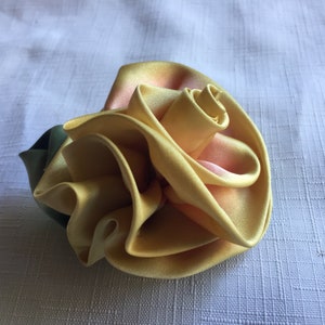 Broche de rosa amarilla, broche de rosa de tela, broche de flor de tela, broche de flor amarilla, broche de satén, broche de rosa dorada, broche de flor, broche de flor de seda, broche amarillo