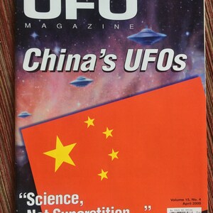 Puede incluir: UFO Magazine, Volumen 15, N.&ordm; 4, abril de 2000. La portada presenta un fondo espacial con platillos voladores y el texto China's UFOs. Un gran rect&aacute;ngulo rojo con cinco estrellas amarillas cubre la parte inferior, con el texto Science, Not Superstition.