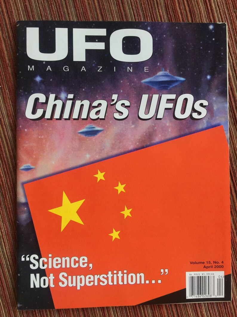 Puede incluir: UFO Magazine, Volumen 15, N.&ordm; 4, abril de 2000. La portada presenta un fondo espacial con platillos voladores y el texto China's UFOs. Un gran rect&aacute;ngulo rojo con cinco estrellas amarillas cubre la parte inferior, con el texto Science, Not Superstition.