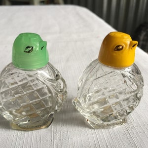 Bird Kitchen, Bird Salt Shaker, Bird Salt Pepper, Retro Salt Pepper, Retro Bird Shaker, Cut Glass Salt, Green Yellow Salt, Retro Shaker