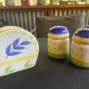 Ceramic Salt Pepper, Floral Shaker, Ceramic Shaker, Floral Salt Pepper, Country Shaker, Farm Kitchen, Country Salt Pepper, Farm Salt Pepper