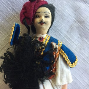 Griekse pop, Griekse volkskunst, Grieks speelgoed, Grieks decor, Grieks cadeau, volkskunstpop, pop Grieks kostuum, internationale pop, poppencollectie,