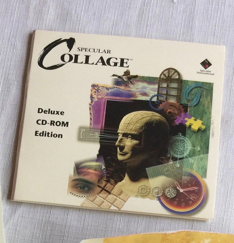 Puede incluir: Una caja blanca de CD-ROM con un collage de im&aacute;genes coloridas. El texto "Specular Collage" est&aacute; en una fuente grande y estilizada. El texto "Deluxe CD-ROM Edition" est&aacute; en una fuente m&aacute;s peque&ntilde;a. La caja es para un programa de software de computadora.