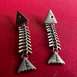Pendiente de pescado, Pendiente articulado, Pendiente de peltre, Pendiente tropical, Colgante tropical, Colgante de pescado, Pendiente de pescado de metal, Colgante de peltre