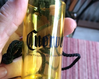 Cuervo, Tequilashot, Tequilaglas, Tequila, Shotsglas, Shotsglassnodd, Tequilahalsband, Tequilapresent, Bärbart shotsglas, Shotsglas