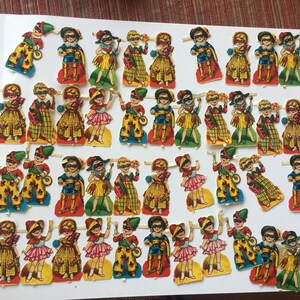 Peut inclure: Une collection de 40 poup&eacute;es en papier vintage, chacune portant un costume color&eacute; diff&eacute;rent. Les poup&eacute;es sont toutes habill&eacute;es en tenue de mascarade, avec des masques et des chapeaux. Les poup&eacute;es sont imprim&eacute;es sur du papier &eacute;pais et sont en excellent &eacute;tat.