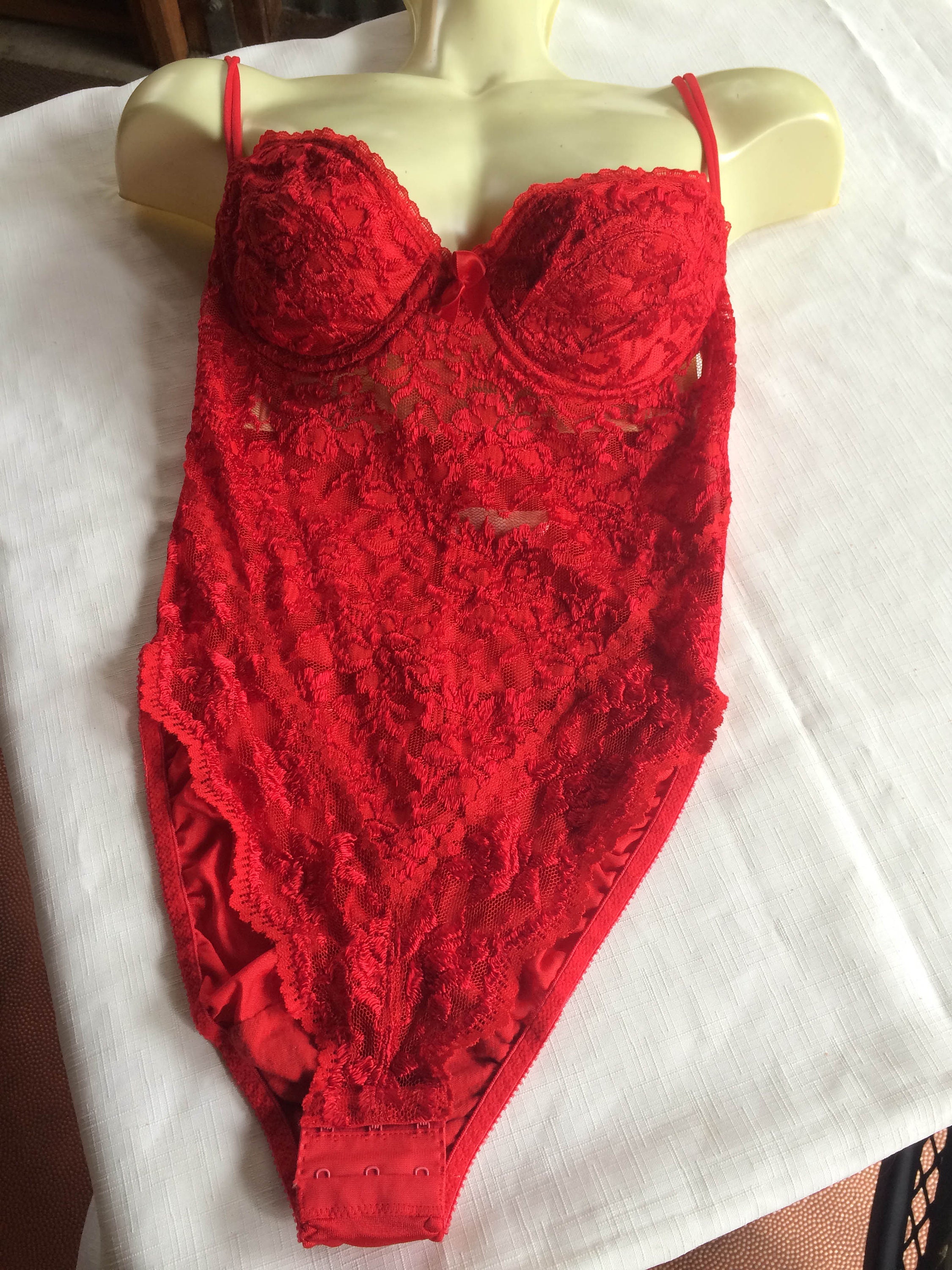 Victoria's Secret 36B BRA SET+garter+ROBE RED GOLD chantilly lace FASHION  SHOW