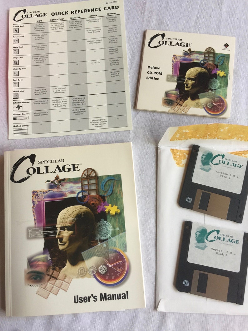 Puede incluir: Un manual de usuario blanco para el software Specular Collage. La portada presenta un collage de im&aacute;genes, incluyendo un reloj, una ventana, una pieza de rompecabezas y un busto de un hombre. El t&iacute;tulo "Specular Collage" est&aacute; escrito en texto verde y blanco. El manual est&aacute; acompa&ntilde;ado por un CD-ROM y dos disquetes, todos etiquetados con el nombre y la versi&oacute;n del software.