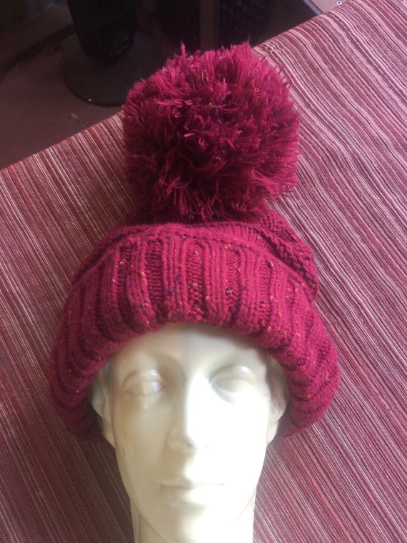 Knit pom pom hat Gem
