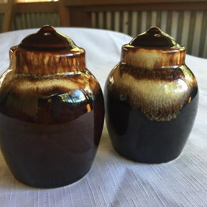 Brown Salt Pepper, Stoneware Shaker, Pottery Shaker, Pottery Salt Pepper, Country Shaker, 70s Kitchen, Country Salt Pepper, Farm Salt Pepper