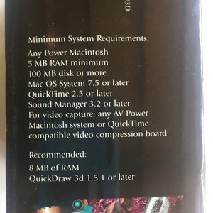 Pu&ograve; includere: Un riquadro di testo bianco e nero con i requisiti minimi di sistema per un computer Macintosh. Il testo include quanto segue: Qualsiasi Power Macintosh, 5 MB di RAM minimo, 100 MB di disco o pi&ugrave;, Mac OS System 7.5 o successivo, QuickTime 2.5 o successivo, Sound Manager 3.2 o successivo, Per la cattura video: qualsiasi sistema AV Power Macintosh o scheda di compressione video compatibile con QuickTime. Il riquadro di testo include anche i requisiti di sistema consigliati: 8 MB di RAM, QuickDraw 3d 1.5.1 o successivo.