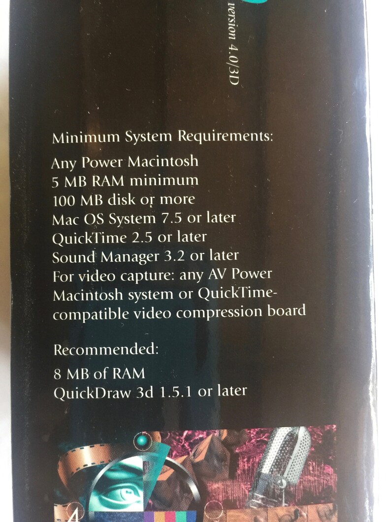 Pu&ograve; includere: Un riquadro di testo bianco e nero con i requisiti minimi di sistema per un computer Macintosh. Il testo include quanto segue: Qualsiasi Power Macintosh, 5 MB di RAM minimo, 100 MB di disco o pi&ugrave;, Mac OS System 7.5 o successivo, QuickTime 2.5 o successivo, Sound Manager 3.2 o successivo, Per la cattura video: qualsiasi sistema AV Power Macintosh o scheda di compressione video compatibile con QuickTime. Il riquadro di testo include anche i requisiti di sistema consigliati: 8 MB di RAM, QuickDraw 3d 1.5.1 o successivo.