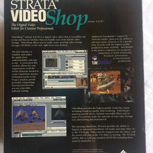 Pu&ograve; includere: Una scatola nera e verde con il titolo "STRATA VIDEOShop" in testo bianco. La scatola &egrave; per un editor video digitale per professionisti creativi. La scatola presenta uno screenshot dell'interfaccia del software, che include una timeline, una finestra di anteprima e un cestino per organizzare i file multimediali. Il testo "versione 4.0/3D" &egrave; nell'angolo in alto a destra della scatola.