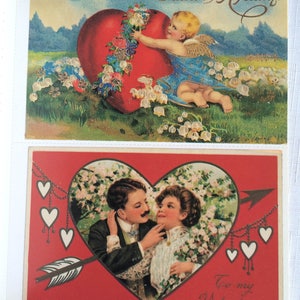 K&ouml;nnte beinhalten: Zwei Vintage-Valentinstagskarten. Die obere Karte zeigt einen Cherub mit Fl&uuml;geln, ein gro&szlig;es rotes Herz und die Worte "Sincere Affection". Die untere Karte zeigt ein Paar in einem Herz mit einem Pfeil und den Worten "To my Valentine."