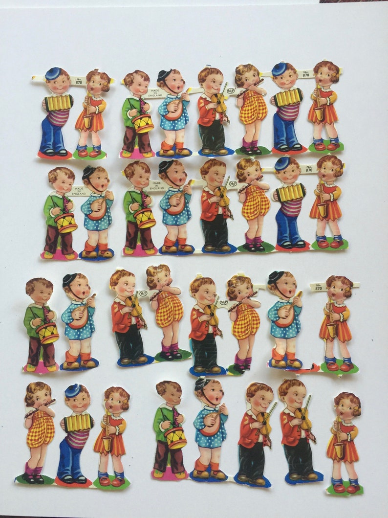 Peut inclure: Un ensemble de 24 poup&eacute;es en papier vintage repr&eacute;sentant des enfants jouant d'instruments de musique. Les poup&eacute;es sont habill&eacute;es de v&ecirc;tements color&eacute;s et tiennent des instruments tels qu'un violon, un accord&eacute;on, une trompette et un tambour. Les poup&eacute;es sont imprim&eacute;es sur du papier &eacute;pais et sont en excellent &eacute;tat.