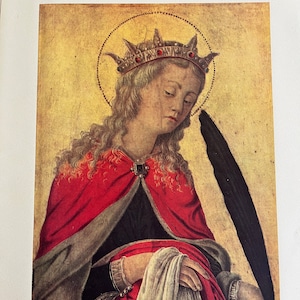 Könnte beinhalten: Ein Gemälde einer Frau mit langen, wallenden blonden Haaren, die eine rote Robe und eine goldene Krone mit roten Juwelen trägt. Sie hält ein weißes Tuch in der Hand und hat einen traurigen Gesichtsausdruck.