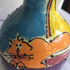 Jarrón de gato, jarrón de flores pintado a mano, jarrón de diseño con forma de capullo, arte caprichoso de gatitos en cerámica de dibujos animados, decoración de gatos, regalo para dueños de gatitos, arte de gatos pequeño