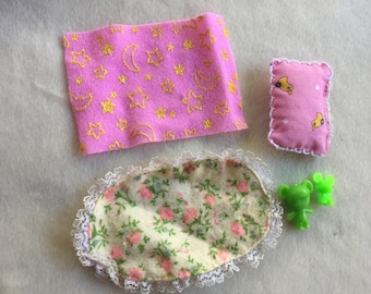 Barbie Baby, Barbie Säugling, Barbie Baby Decke, Barbie Babykissen, Barbie Kollektion, Barbie Möbel, Barbie Baby Accessoire, Barbie Geschenk