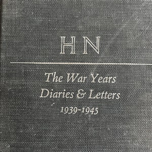 Può includere: Un libro nero con il titolo "The War Years Diaries & Letters 1939-1945" e le iniziali "HN" sulla copertina.