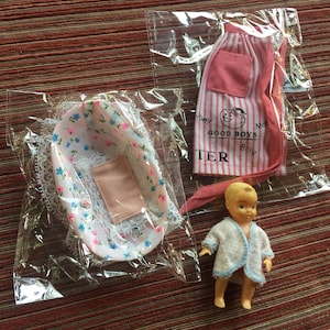 Łóżeczko Barbie Babysit, Barbie Babysit, Barbie Bassinet, Barbie 953, Barbie Babysitter, Barbie Infant, Barbie Baby, Barbie Outfit, Barbie Apron
