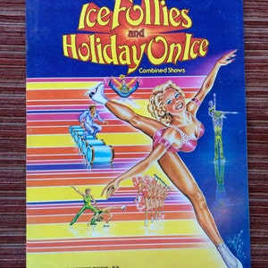 Könnte beinhalten: Ein farbenfrohes Programmheft für die Shows Ice Follies und Holiday on Ice. Das Cover zeigt eine Frau, die in einem rosafarbenen Trikot Schlittschuh läuft, vor einem blau-weiß gestreiften Hintergrund. Der Text "Ice Follies und Holiday on Ice" ist in großen, fetten Buchstaben.