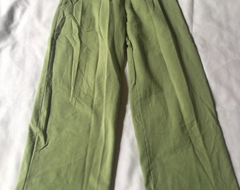 Könnte beinhalten: Eine grüne, weite Hose mit Gummizug.