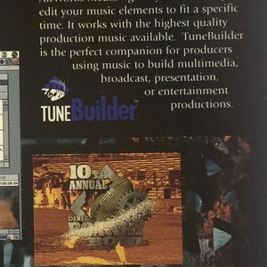 Pu&ograve; includere: Un'immagine in bianco e nero di una partita di football con il testo "10th Annual Dixie Bowl" sul campo. L'immagine &egrave; una pubblicit&agrave; promozionale per TuneBuilder, un programma software per creare e modificare musica.