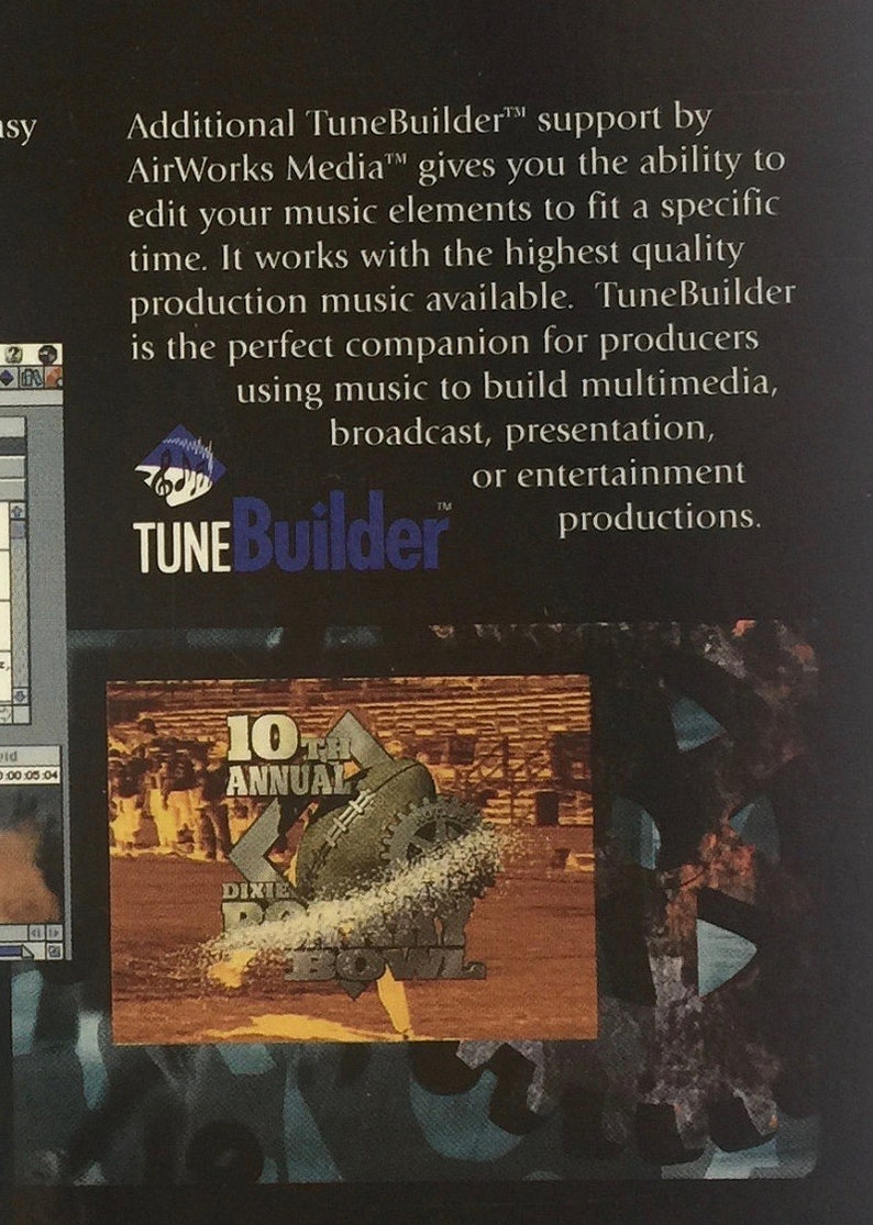 Pu&ograve; includere: Un'immagine in bianco e nero di una partita di football con il testo "10th Annual Dixie Bowl" sul campo. L'immagine &egrave; una pubblicit&agrave; promozionale per TuneBuilder, un programma software per creare e modificare musica.