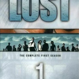 以下が含まれることがあります： テレビシリーズ「LOST」のDVDカバー。タイトル「LOST」は、上部に大きく様式化された文字で表示されています。その下には、シルエットで立っている人々のグループがあります。「THE COMPLETE FIRST SEASON」というテキストと数字の「1」も表示されています。