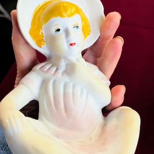 Meisje beeldje, Lady beeldje, Lady Art, Lady Sculpture, meisje kunst, vrouw kunst, strand kunst, keramische snuisterij, kunst beeldje