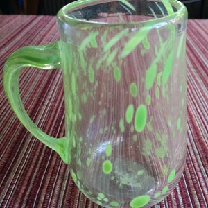 Blåst glasmugg, hantverksmugg, konstglasmugg, konstglasmugg, konstkaffekopp, bohemisk mugg, bohemisk glasmugg, glaskopp, hantverksglasmugg, grön mugg bild 3