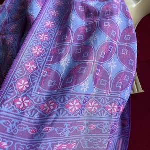 Pastell sidenhalsduk, Rosa mönstrad halsduk, Lavendelrosa halsduk, Lavendelhalsduk, Hantverkshalsduk, Pastellhalsduk, Silkeslen halsduk, Mjuk lavendelhalsduk