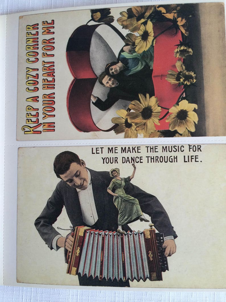 K&ouml;nnte beinhalten: Zwei Vintage-Postkarten mit romantischen Motiven. Eine Karte tr&auml;gt den Text "KEEP A COZY CORNER IN YOUR HEART FOR ME" mit einem Paar und Sonnenblumen. Die andere zeigt einen Mann, der Akkordeon spielt, mit einer tanzenden Frau und dem Text "LET ME MAKE THE MUSIC FOR YOUR DANCE THROUGH LIFE."