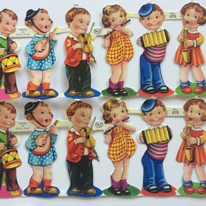 Peut inclure: Un ensemble de 10 poup&eacute;es en papier, chacune jouant d'un instrument de musique diff&eacute;rent. Les poup&eacute;es sont habill&eacute;es de v&ecirc;tements color&eacute;s et ont des coiffures diff&eacute;rentes. Les poup&eacute;es sont &eacute;tiquet&eacute;es avec le num&eacute;ro 870 et les mots "Made in England".