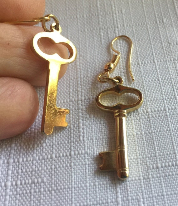 Gold Key Dangle, Key Charm Earring, Key Dangle, Key Earring, Gold Key earring, Gold charm earring, Gold Key Drop, Key Drop Earring, Key Drop