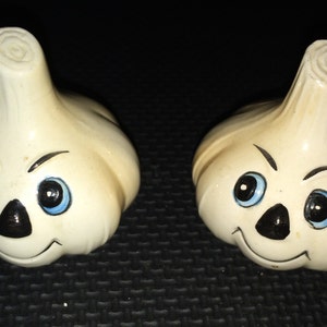 Novelty Shaker, Retro Shaker, Vitlöksshaker, Kökskonst, Vitlökslampa, 50-talskök, Keramisk Shaker, Kitschkök, Samlarshaker, bild 1