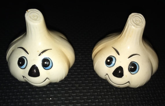 Novelty Shaker, Retro Shaker, Garlic Shaker, Kitchen Art, Garlic Bulb, 50s Kitchen, Ceramic Shaker, Kitsch Kitchen, Collectible Shaker,
