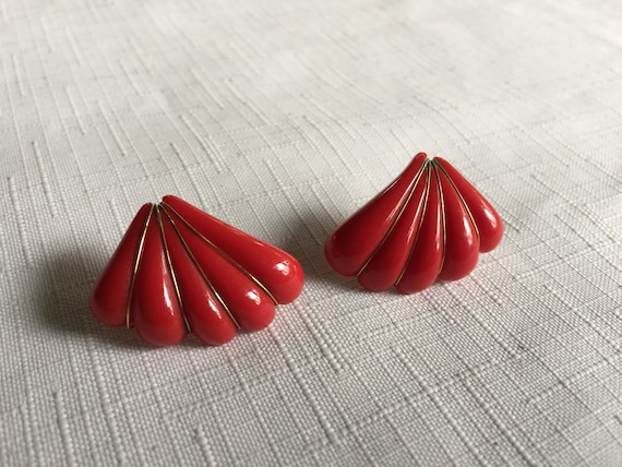 Red Career Earring, Red Earring, Red 70s Earring, Red Gold Earring, Red Stud Earring, Red 80s Earring, Red Scallop earring, Red Drop Earring
